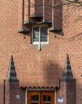 Deel van de prachtig vormgegeven voorgevel.
<br/>
Marcel Westhoff, 2019-02-01